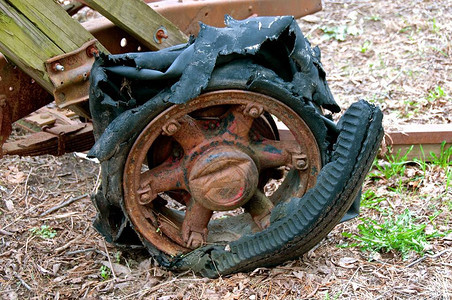 一个非常老旧的腐烂轮胎被留在一个老拖车图片