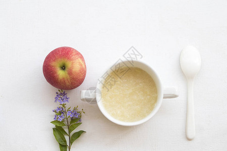 混合苹果泥和牛奶健康食品图片