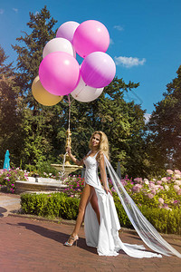 气球女孩新娘穿着漂亮的裙子背景