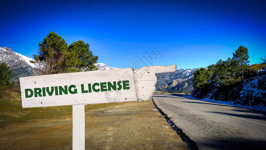 路牌指示驾驶执照的方向背景图片