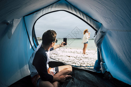 为旅行者和野蛮生活方式的人们提供另类帐篷露营度假概念图片