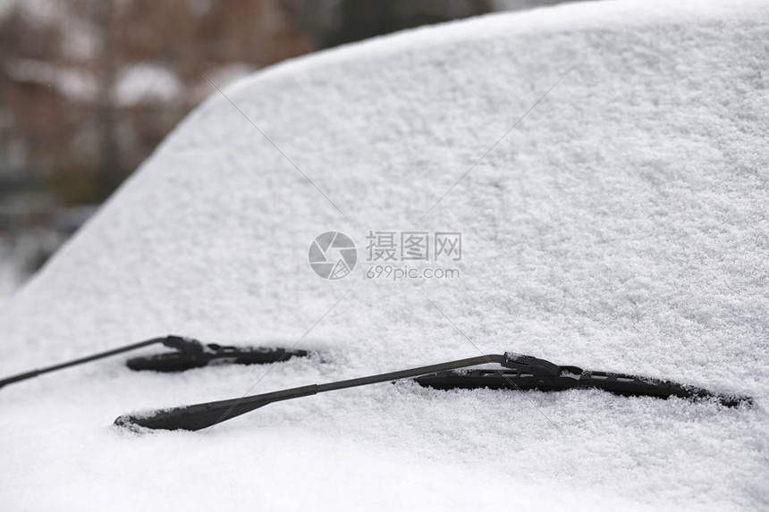 第一场秋雪中农村公路上的一辆汽车乡间小路上的第一场冬图片