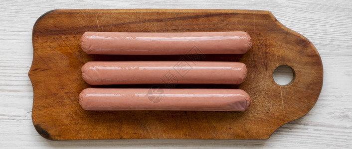 木板上的热狗香肠图片