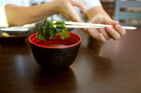 日本味噌汤配豆腐和紫菜图片