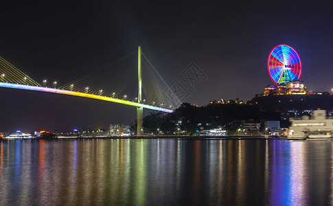 在越南广宁省HaLongCity的BaiChay桥夜灯闪耀着两个半岛图片