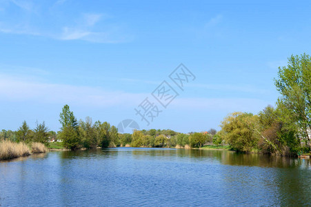 河流和蓝天空的美丽景色夏季风景放松的地方图片