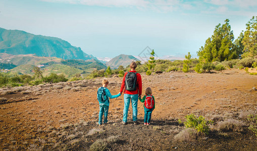父亲与儿子和女儿在山上远图片