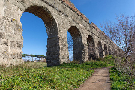 罗马古代水渠的拱门由土法块组成图片