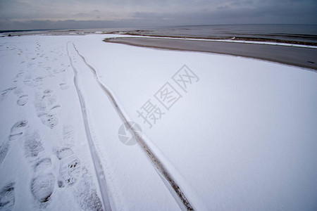 严冬寒冷冰的海边滩雪图片