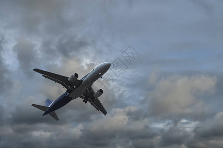 空中飞机高空飞翔在恶劣天气图片