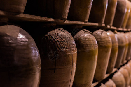 南图普利啤酒厂旧陶器中发酵的图片