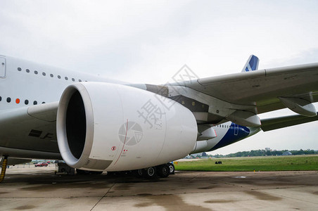现代客机的强大涡轮喷气引擎俄罗图片