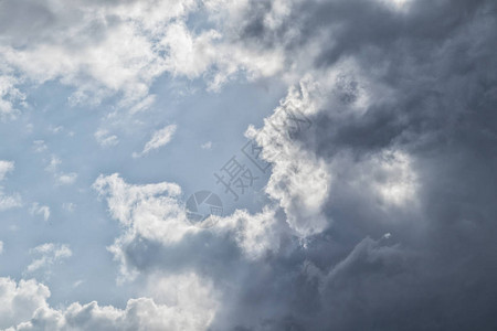 天空中满是云彩图片