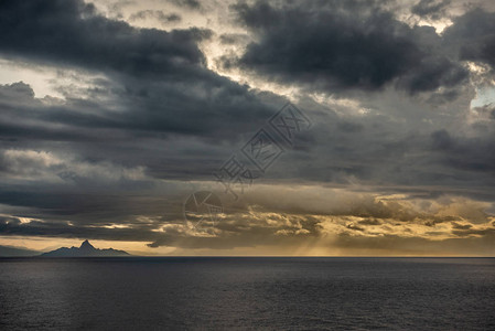 萨武海塞索克的南海岸在黑暗的云景下图片