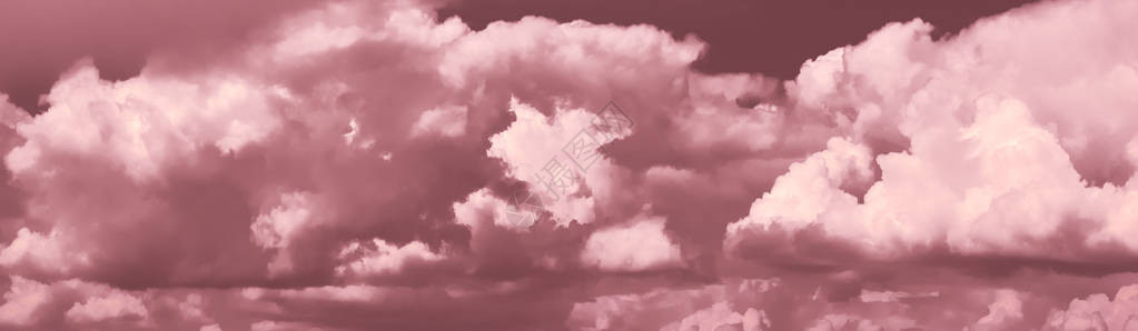 粉红色的天空全景与戏剧云彩天空上明亮的灰色云彩适合背景多云的图片