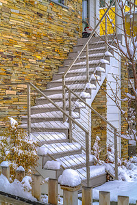 犹他州黎明之家的白雪皑的室外楼梯犹他州黎明一户人家的室外楼梯在冬天被雪覆盖在前景中可以看到一个积雪覆图片