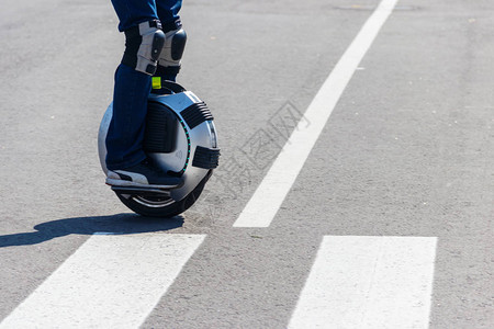 电动独轮车人骑在斑马线上的单轮图片
