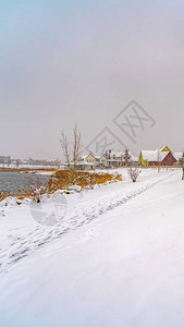 在黎明犹他州清除垂直风景雪湖景观图片