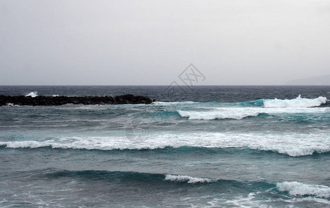 冬季海景的深蓝色海洋波浪海岸和图片