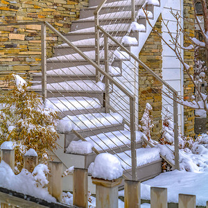犹他州黎明之家的ClearSquareSnowy户外楼梯犹他州黎明一户人家的室外楼梯在冬天被雪覆盖在前景中可以看到一个积雪覆图片