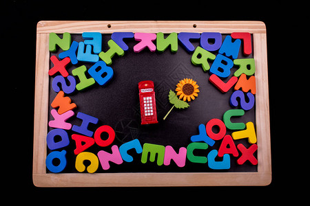 电话亭和五颜六色的字母由木头制成图片