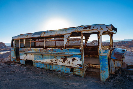 在智利阿塔卡马沙漠废弃的公共汽车上图片