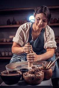 美剧女郎用手工生泥在陶器车轮图片