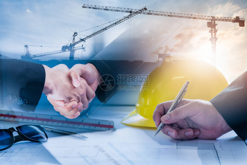建筑工地和企业人员在签订施工管理基础设施计划准则概念合同后双倍接触与握手有关的风险图片