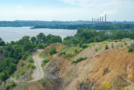 乌克兰典型的工业景观在大河Dne图片