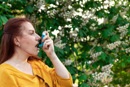 医学哮喘和慢阻塞肺病疾概念使用哮喘吸入图片