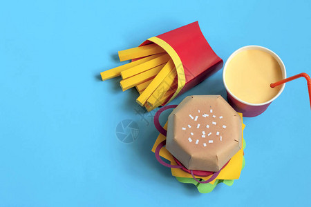 手工纸制汉堡包盒装薯条和纸杯饮料纸艺和工艺时髦的爱好最小的艺术食品概背景图片