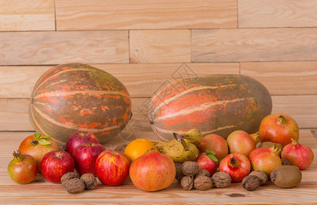 秋天自然水果概念落到木桌上的水果图片