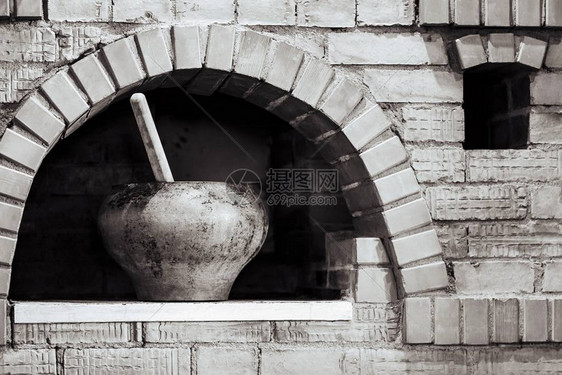 旧农村烹饪炉和猪铁锅的砖面板图片