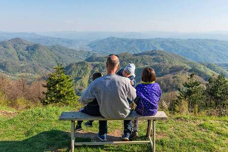 在塞尔维亚的Jagodnja山上的一个观点塞尔维亚西部德里纳河和大自然的美丽景色一家人坐在长椅上图片