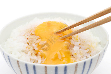 日本熟米饭用生鸡蛋特写玉子炒饭背景图片