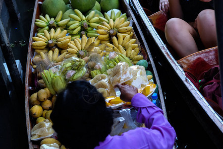 泰国浮动市场上的水果和当地食品在船图片