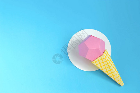 纸制华夫饼锥冰淇淋体积手工纸对象纸艺和工艺时髦的爱好最小的艺术食品概背景图片