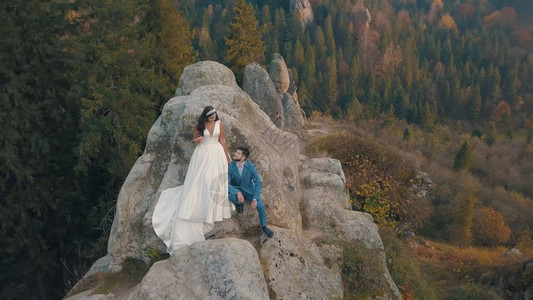 新婚夫妇在森林附近的山丘高坡上可爱的新郎和新娘快乐的家庭恋爱中的男人和女人婚礼当天宋体视图图片