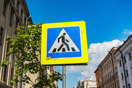 蓝色和黄色横行标志被城市街道上一个未读符号的破坏者图片