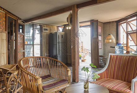 乡村阁楼室内设计室的藤椅扶手椅和冰箱室内设计室包括灯和门窗和砖墙部图片