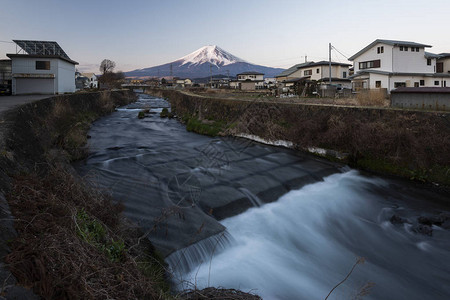 日本小村庄的富士山和溪流图片