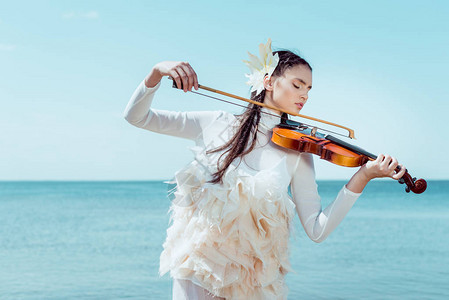 身穿白天鹅服装的年轻女子图片