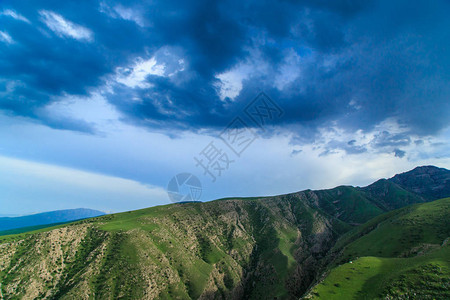 伊朗和土库曼斯坦的山在夏日图片