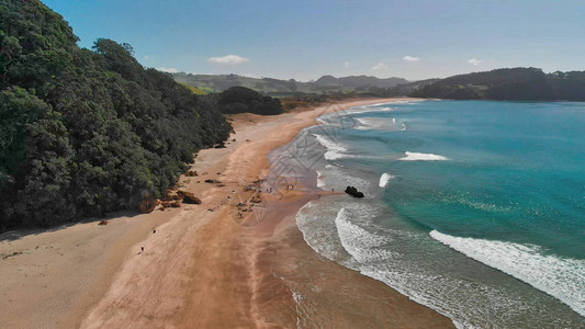 新西兰热水海滩和海岸线的空中高空图片