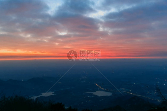 从泰山顶的景色山的方向日出的晨曦云涌图片