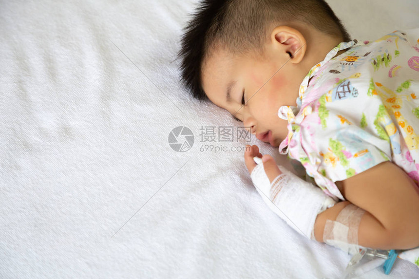 亚洲男婴睡在床上图片