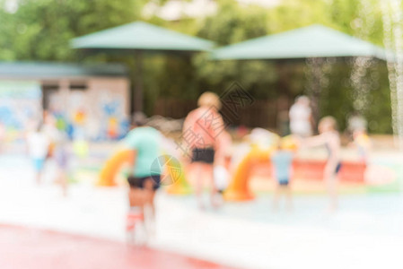 运动模糊的多元文化孩子在夏季在操场玩水很开心图片