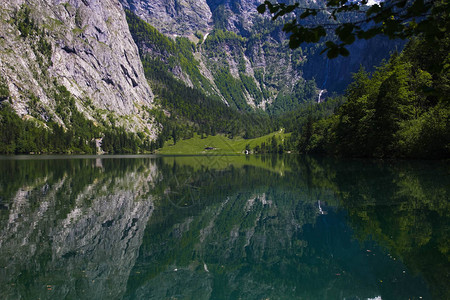 春天阿尔卑斯山的高山湖泊从高山湖的小屋看岸边湖水清澈见底图片