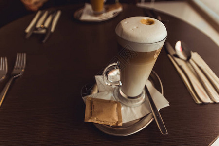 咖啡馆咖啡拿铁杯棕色桌图片