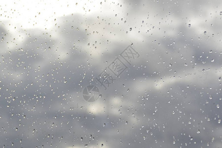 窗户上的雨滴图片